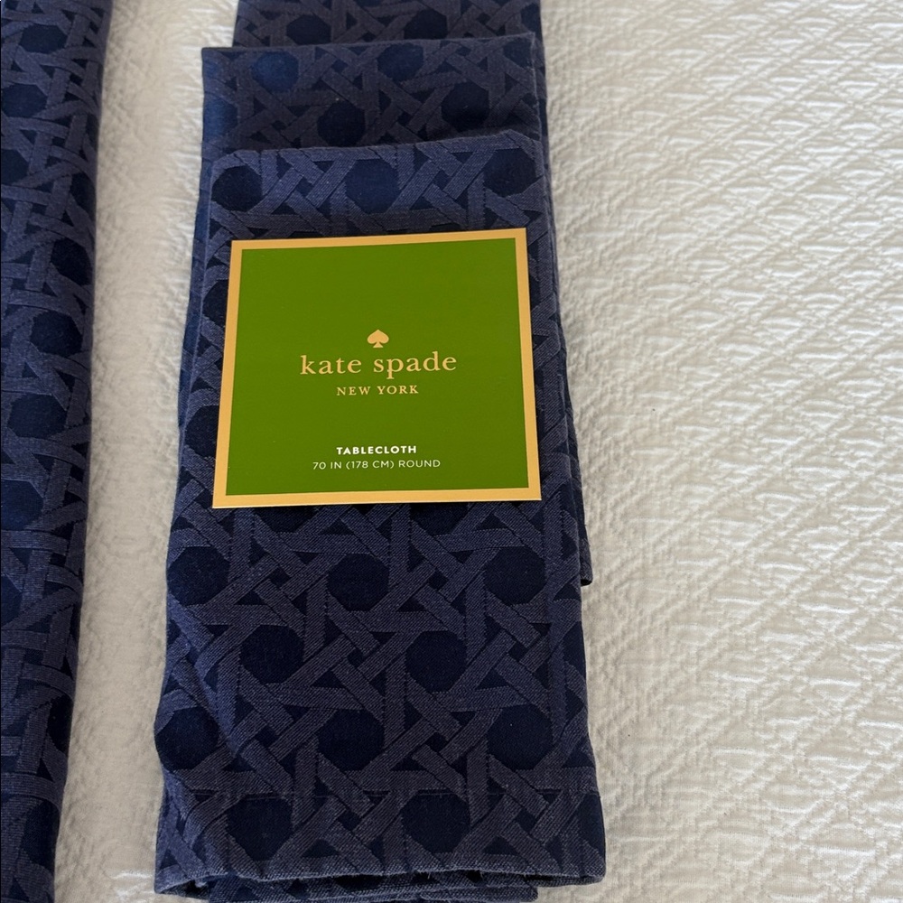 KATE SPADE 70” ROUND TABLECLOTH & 4 NAPKINS - Picture 4 of 4